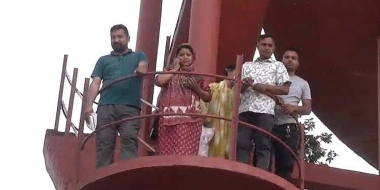 देहरादून, 60 घंटे बाद पानी की टंकी से उतरे नर्सिंग अभ्यर्थी और ज्योति रौतेला, सरकार के आश्वासन पर आंदोलन स्थगित