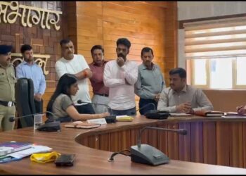 गुलदार के आतंक से निजात की मांग: पौड़ी जनता दरबार में गूंजा बच्चों की सुरक्षा का मुद्दा, डीएम ने दिए सख्त निर्देश