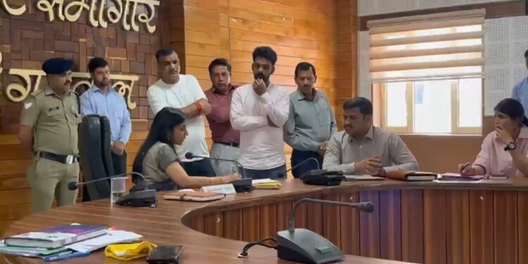 गुलदार के आतंक से निजात की मांग: पौड़ी जनता दरबार में गूंजा बच्चों की सुरक्षा का मुद्दा, डीएम ने दिए सख्त निर्देश