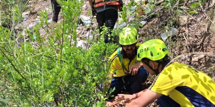 देवप्रयाग में भीषण सड़क हादसा: अनियंत्रित होकर गंगा नदी में समाई कार, 2 पर्यटकों की मौत, 5 लापता