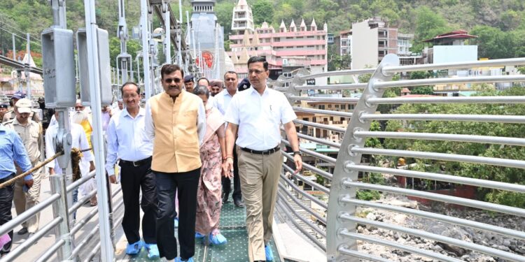 मुख्य सचिव उत्तराखंड द्वारा टिहरी गढ़वाल में बजरंग सेतु एवं हिलान्स हिमालयन भोजनालय का निरीक्षण