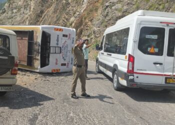 ऋषिकेश-बदरीनाथ हाईवे पर बड़ा हादसा: 39 यात्रियों से भरी बस पलटी, सभी सुरक्षित