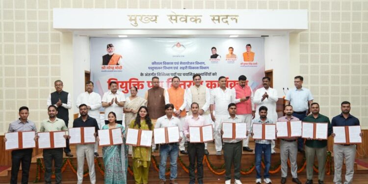मुख्यमंत्री धामी ने 221 युवाओं को सौंपे नियुक्ति पत्र; कहा- साढ़े चार साल में 33 हजार से अधिक युवाओं को मिली सरकारी नौकरी