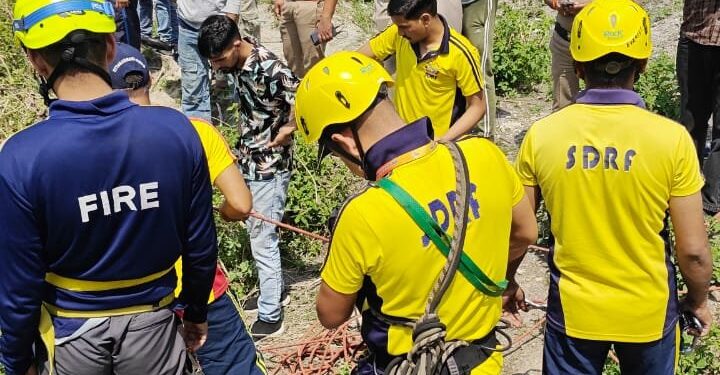 मसूरी में बड़ा हादसा: झड़ीपानी रोड पर 500 मीटर गहरी खाई में गिरी कार; एक महिला का शव बरामद, रेस्क्यू जारी