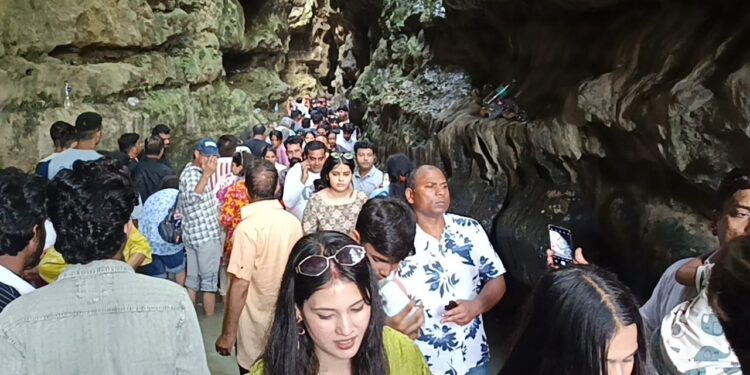 गढ़ी कैंट स्थित गुचुपानी में पर्यटकों का लगा जमावड़ा, ठंडे पानी से मिटा रहे थकान,सहस्त्रधारा के बाद गुचुपानी बन रहा पर्यटकों की पहली पसंद