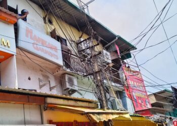 ​देहरादून: पलटन बाजार के कपड़ा गोदाम में लगी भीषण आग, मची अफरा-तफरी; 4 दमकल वाहनों ने पाया काबू