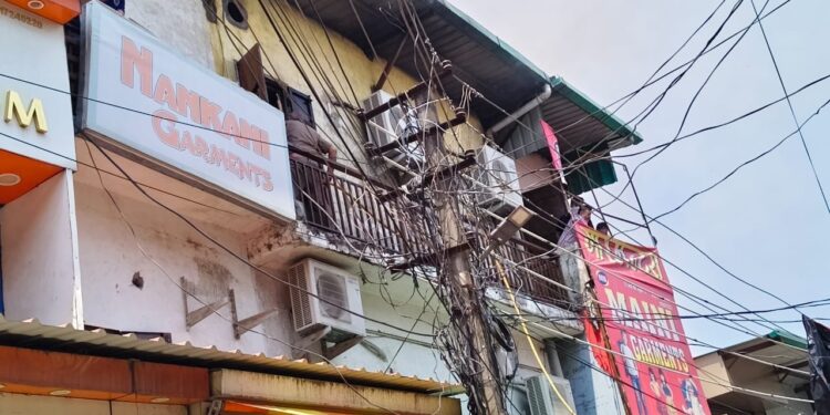 देहरादून: पलटन बाजार के कपड़ा गोदाम में लगी भीषण आग, मची अफरा-तफरी; 4 दमकल वाहनों ने पाया काबू
