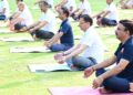 अंतरराष्ट्रीय योग दिवस: मुख्यमंत्री ने आवास पर अधिकारियों संग किया योगाभ्यास, योग को दिनचर्या का हिस्सा बनाने का किया आह्वान