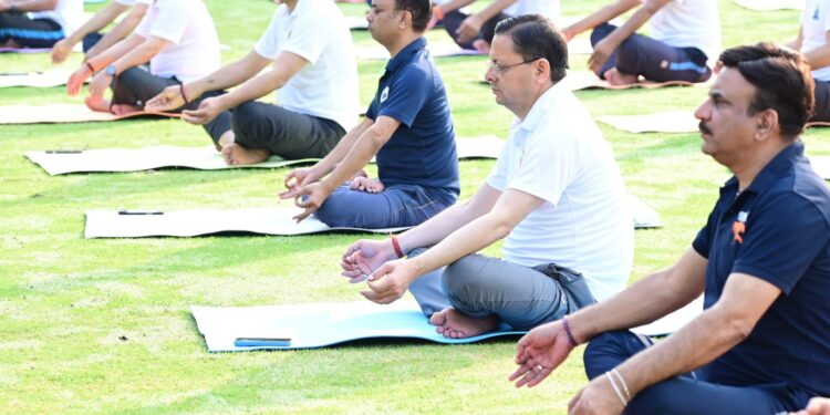 अंतरराष्ट्रीय योग दिवस: मुख्यमंत्री ने आवास पर अधिकारियों संग किया योगाभ्यास, योग को दिनचर्या का हिस्सा बनाने का किया आह्वान