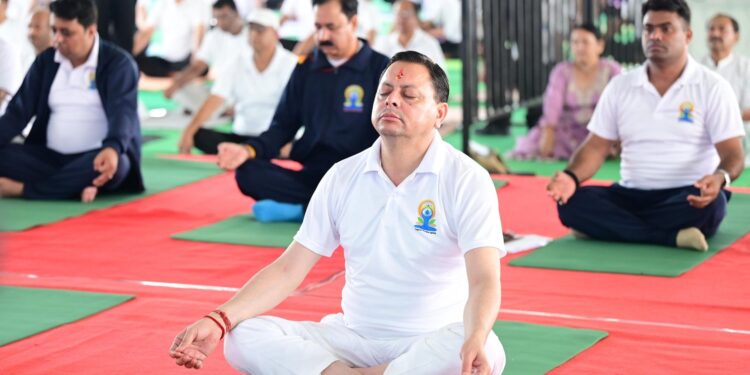 मुख्यमंत्री ने बनबसा में किया सामूहिक योगाभ्यास, योग को दैनिक जीवन का हिस्सा बनाने का किया आह्वान,अंतर्राष्ट्रीय योग दिवस पर हजारों लोगों के साथ मुख्यमंत्री ने किया योगाभ्यास