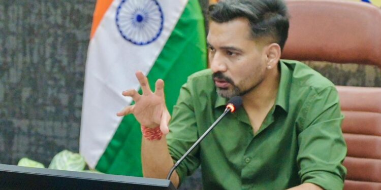 बैंकों की मनमानी पर डीएम सख्त ,जनता को परेशान किया तो होगी कार्रवाई, जिले का पैसा जिले के विकास में ही लगेगा,जिले के विकास में निवेश करें बैंक, केवल जमा जुटाना पर्याप्त नहीं- डीएम