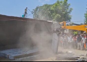 विकासनगर: सहसपुर के बैरागीवाला में भारी तनाव, बीजेपी कार्यकर्ता की मौत के बाद आरोपी के घरों पर चला ‘बुल्डोजर’; पुलिस पर पथराव