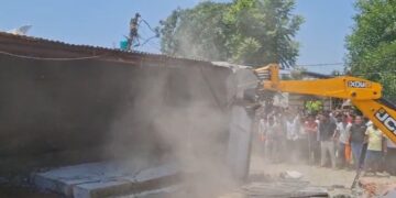विकासनगर: सहसपुर के बैरागीवाला में भारी तनाव, बीजेपी कार्यकर्ता की मौत के बाद आरोपी के घरों पर चला ‘बुल्डोजर’; पुलिस पर पथराव
