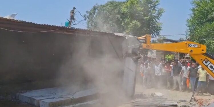 विकासनगर: सहसपुर के बैरागीवाला में भारी तनाव, बीजेपी कार्यकर्ता की मौत के बाद आरोपी के घरों पर चला ‘बुल्डोजर’; पुलिस पर पथराव