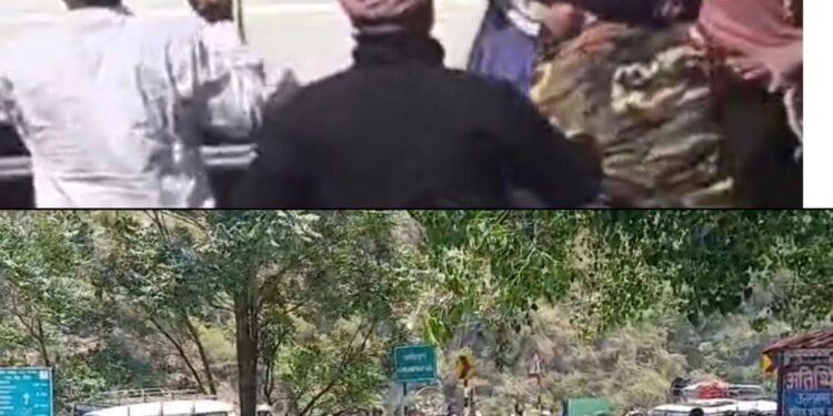 चारधाम यात्रा के बीच कर्णप्रयाग में बवाल: स्कूटी की टक्कर के बाद सिख यात्रियों ने निकाली तलवारें, 5 घायल, एक एयरलिफ्ट