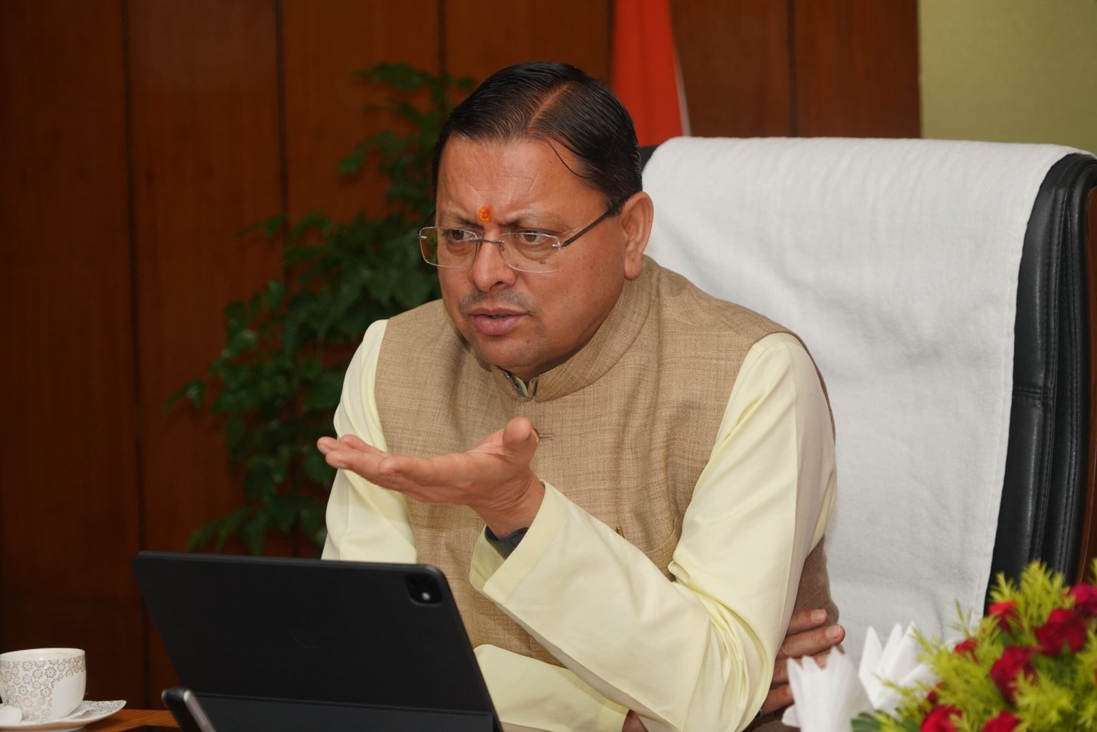 उत्तराखंड में नकल माफियाओं पर एक और बड़ी कार्रवाई, यूटीयू की सेमेस्टर परीक्षा का प्रश्नपत्र आउट करने के आरोप में सहायक प्रोफेसर गिरफ्तार,सीएम पुष्कर सिंह धामी के सख्त निर्देश, नकल माफियाओं को कड़ी से कड़ी सजा मिलेगी