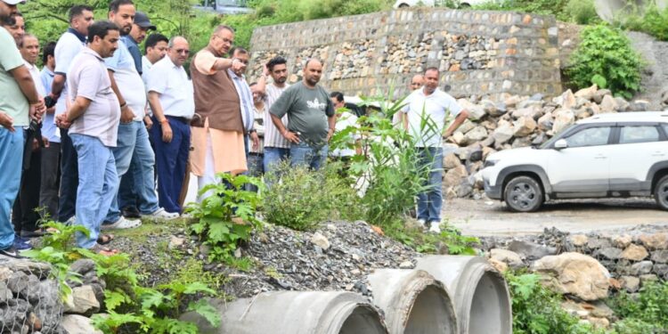 संवेदनशील क्षेत्रों का दौरा कर कैबिनेट मंत्री गणेश जोशी ने सुरक्षात्मक कार्यों का जायजा लिया