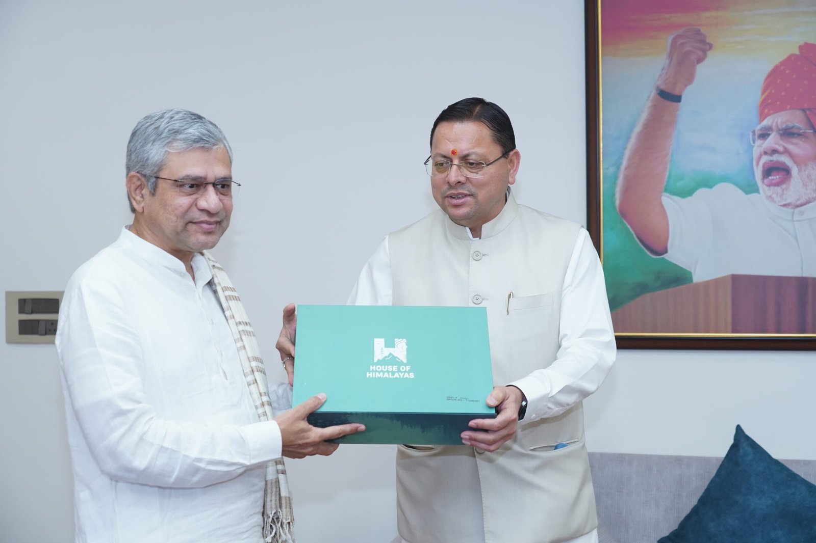 दिल्ली में रेल मंत्री से मिले सीएम धामी, उत्तराखंड के लिए रखीं कई अहम रेल परियोजनाओं की मांग