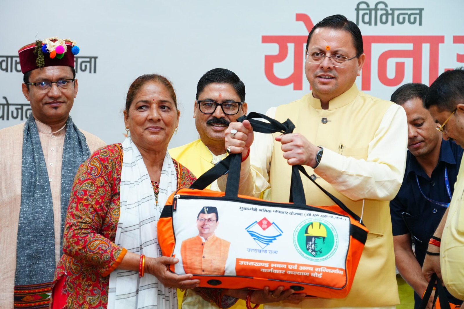 मुख्यमंत्री पुष्कर सिंह धामी बोले- श्रमिक कल्याण के लिए प्रतिबद्ध है सरकार,मुख्यमंत्री पुष्कर सिंह धामी ने किया उत्तराखंड भवन एवं सन्निर्माण कर्मकार कल्याण बोर्ड की कई योजनाओं का शुभारंभ