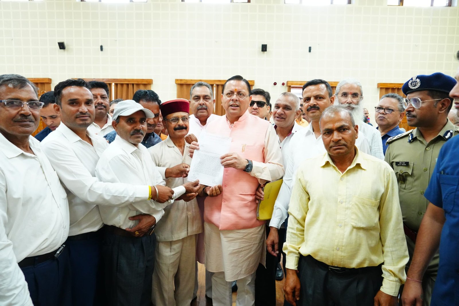 मुख्यमंत्री ने जन समस्याओं के त्वरित एवं समयबद्ध समाधान के दिए निर्देश,मुख्यमंत्री कैंप कार्यालय स्थित मुख्य सेवक सदन में विभिन्न क्षेत्रों से आए लोगों की सुनी समस्याएं