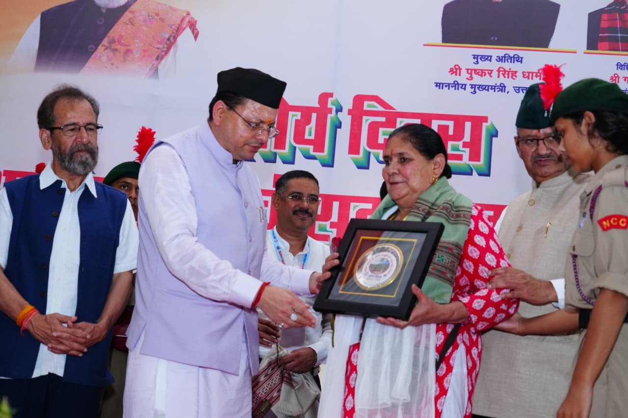 मुख्यमंत्री ने कारगिल विजय दिवस पर शहीद स्मारक पर पुष्पचक्र अर्पित कर कारगिल के अमर शहीदों को भावभीनी श्रद्धांजलि दी,परमवीर चक्र से सम्मानित वीरों के लिए अनुग्रह राशि डेढ़ करोड़ से बढ़ाकर 2 करोड़ की जाएगी – मुख्यमंत्री