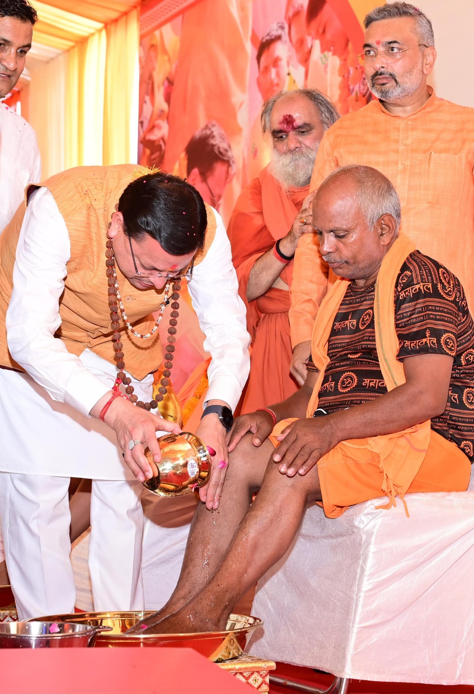 पुष्पवर्षा और चरण प्रक्षालन के साथ देवभूमि ने किया शिवभक्त कांवड़ियों का अभिनंदन,मुख्यमंत्री ने स्वास्थ्य सेवा शिविर का किया शुभारंभ, श्रद्धालुओं को अपने हाथों से परोसा भोजन