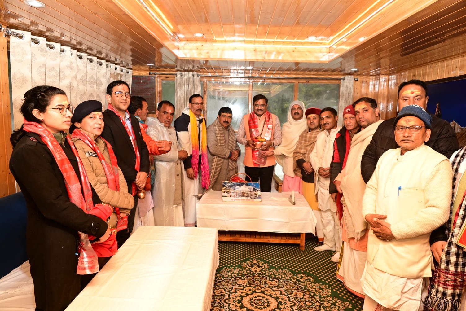 मुख्य सचिव आनंद बर्धन ने गंगोत्री धाम में की पूजा-अर्चना, व्यवस्थाओं का लिया जायजा