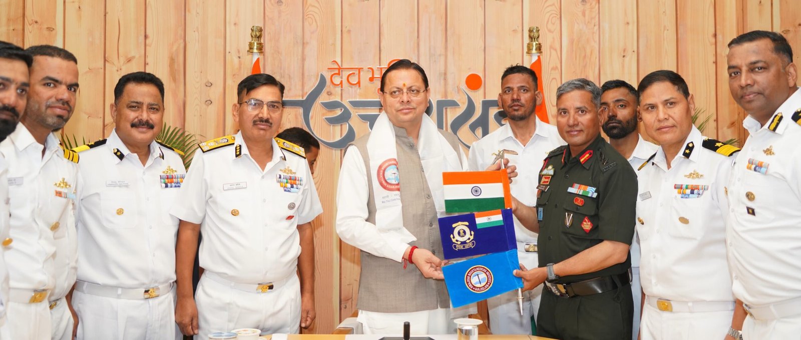 माउंट मुकुट ईस्ट का ऐतिहासिक आरोहण कर लौटे भारतीय तटरक्षक बल एवं एचएमआई के संयुक्त अभियान दल का मुख्यमंत्री ने किया फ्लैग-इन