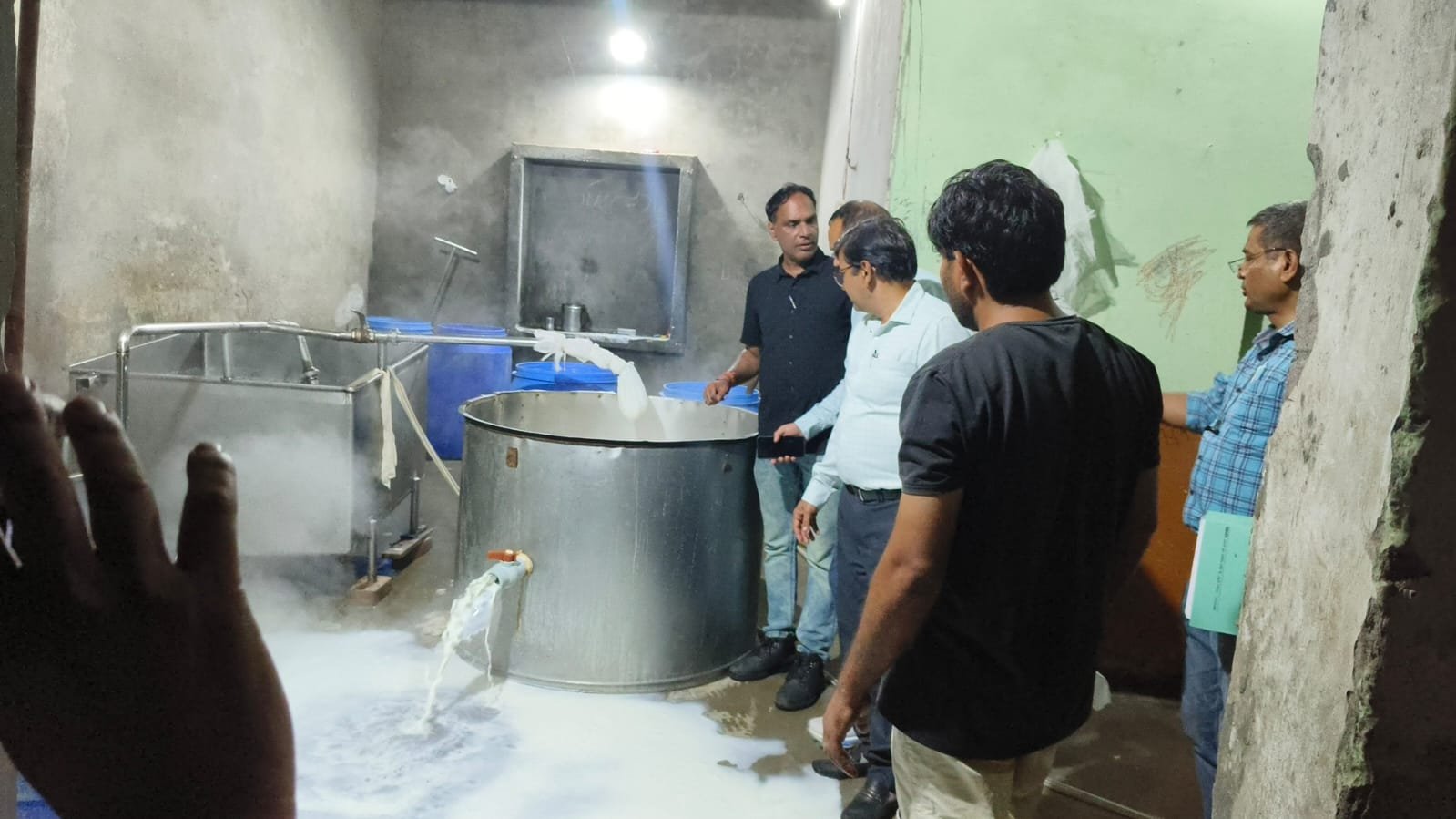 लक्सर में नकली पनीर फैक्ट्री सील, 10 कुंतल मिलावटी सामग्री नष्ट